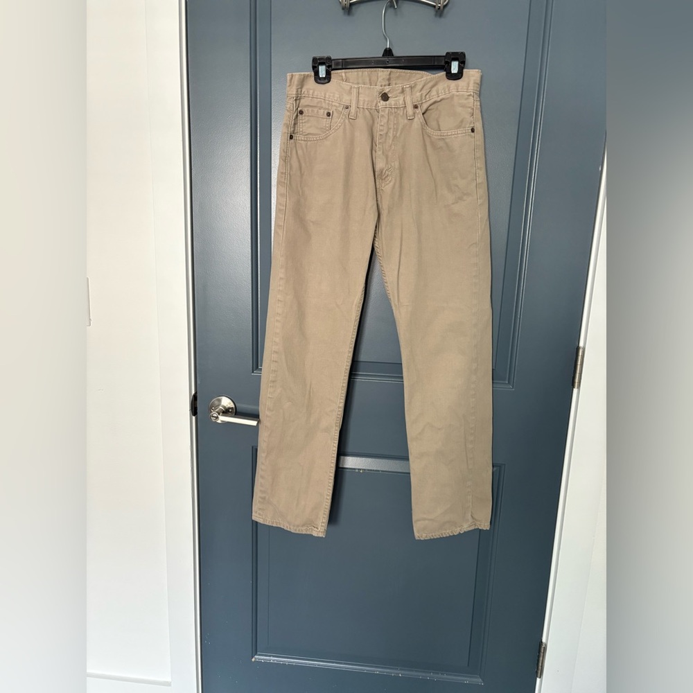 Levi's Mens Straight Leg Jeans in Light Gray.
100% cotton